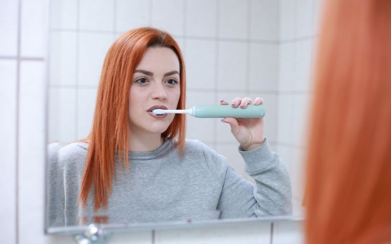 Người bệnh nên đánh răng đúng cách ít nhất 2 lần/ngày