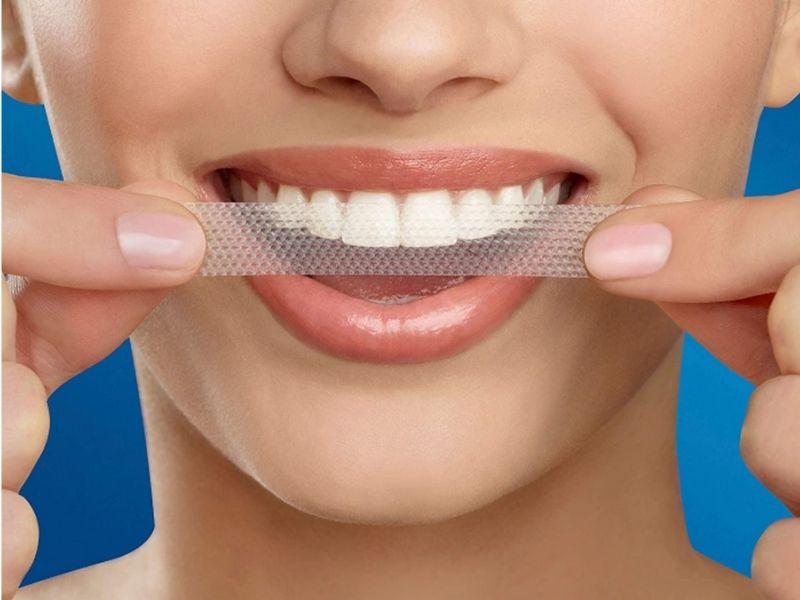 Cách sử dụng miếng dán trắng răng Crest rất đơn giản, tiện lợi