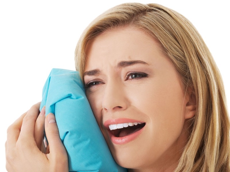 Sau khi lắp trụ Implant các bạn có thể chườm đá để giảm đau đớn