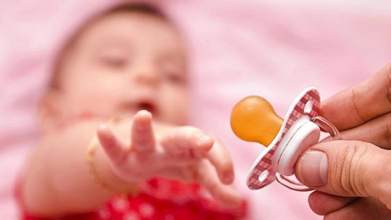 Mẹo cho bé chậm mọc răng phổ biến là ngậm vú giả lạnh