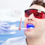 Tẩy trắng răng bị ê buốt là hiện tượng bình thường xảy ra do sự tác động của thuốc lên men răng