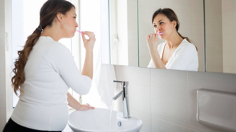 Mẹ bầu cần vệ sinh răng miệng thật tốt để phòng tránh tưa miệng